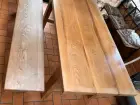 table en bois massif et deux bancs
