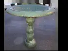 un vase en fonte, bassin de fontaine