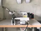 Machine à coudre avec table
