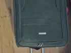 Grande valise remplie de vetements