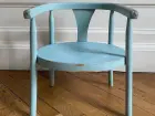 2 Paire de chaises (empilées l'une sur l'autre), 1 chaise enfant en bois + 1 objet