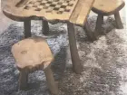 Petite table en bois et 2 tabourets