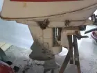Petit moteur hors bord de bateau