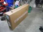 Vélo dans un grand carton